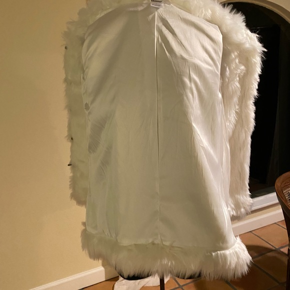 Masseys White Faux Fur Vest with Hook n Eye Closures in Front Size Large - Picture 4 of 7